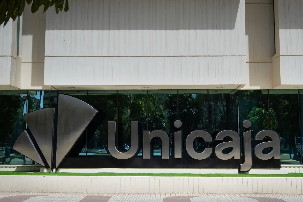 Logo Unicaja exterior oficina