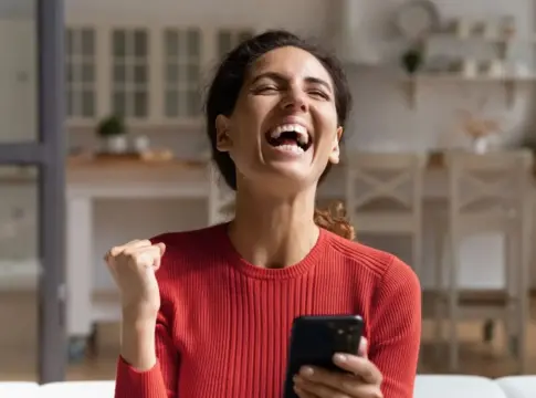 Mujer con un teléfono. Vodafone España Mujer con un teléfono. Vodafone España