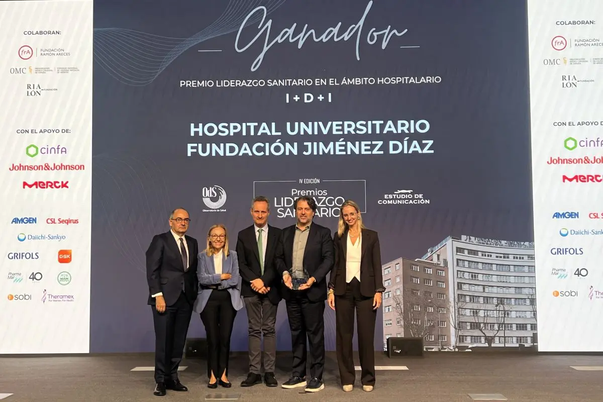 Premio Liderazgo Sanitario El doctor Arcos recoge el Premio al Liderazgo Sanitario en “I+D+i” a la FJD, junto a los doctores Ayuso y García-Foncillas