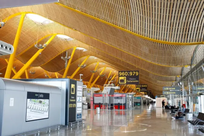 Renta 4 enciende las alarmas sobre Aena: Barajas y El Prat rozarán el colapso de capacidad antes de 2031 1 Merca2 T4 del aeropuerto de Barajas. Fuente: Agencias