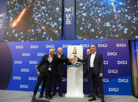 Toque de campana de Digi. Fuente: Agencias Toque de campana de Digi. Fuente: Agencias