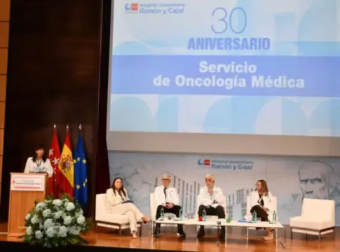 Fotografía del acto del 30 aniversario de Oncología Médica Fotografía de un acto por el 30 aniversario de Oncología Médica en un auditorio.