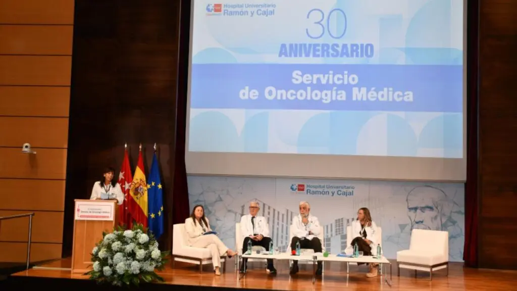 Fotografía del acto del 30 aniversario de Oncología Médica Fotografía de un acto por el 30 aniversario de Oncología Médica en un auditorio.