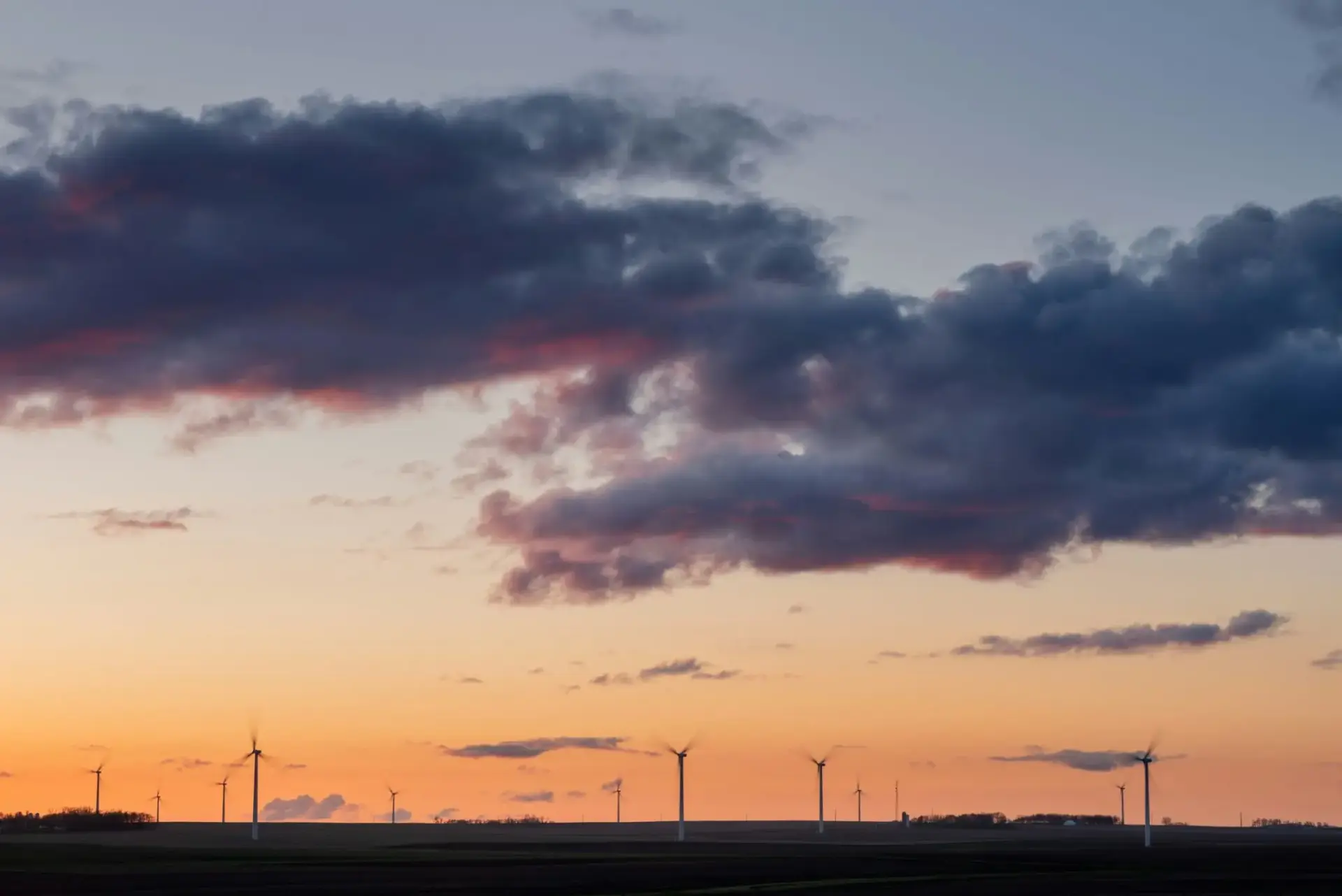 Parque eólico al atardecer abandono de combustibles fósiles