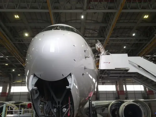 Iberia consigue el permiso para asumir en todo el mantenimiento del gigante de los cielos, el Airbus A350 1 Merca2 Vista frontal de un avión Airbus A350 de Iberia dentro de un hangar.