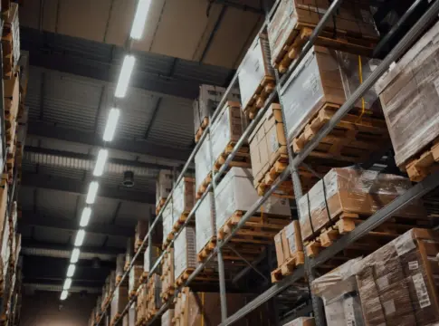 Cajas apiladas en estanterías de almacén falsificaciones incautadas frontera España