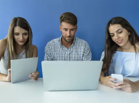 El 95% de los jóvenes quiere ser jefe antes de los 30: el informe de IWG que revela cómo la IA está pulverizando la jerarquía laboral El 95% de los jóvenes quiere ser jefe antes de los 30: el informe de IWG que revela cómo la IA está pulverizando la jerarquía laboral