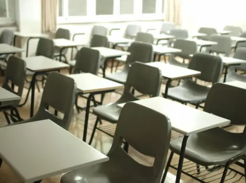 Aula vacía con mesas y sillas oposiciones docentes 2027