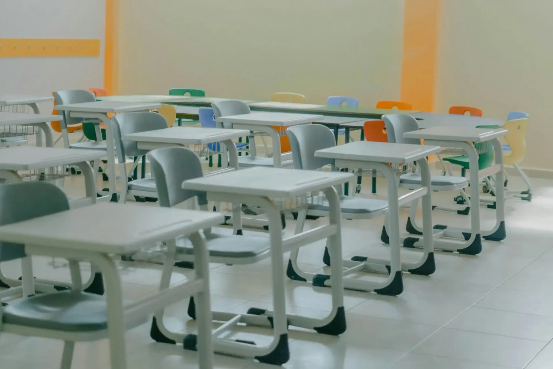 Aula vacía con pupitres y sillas oposiciones Sergas