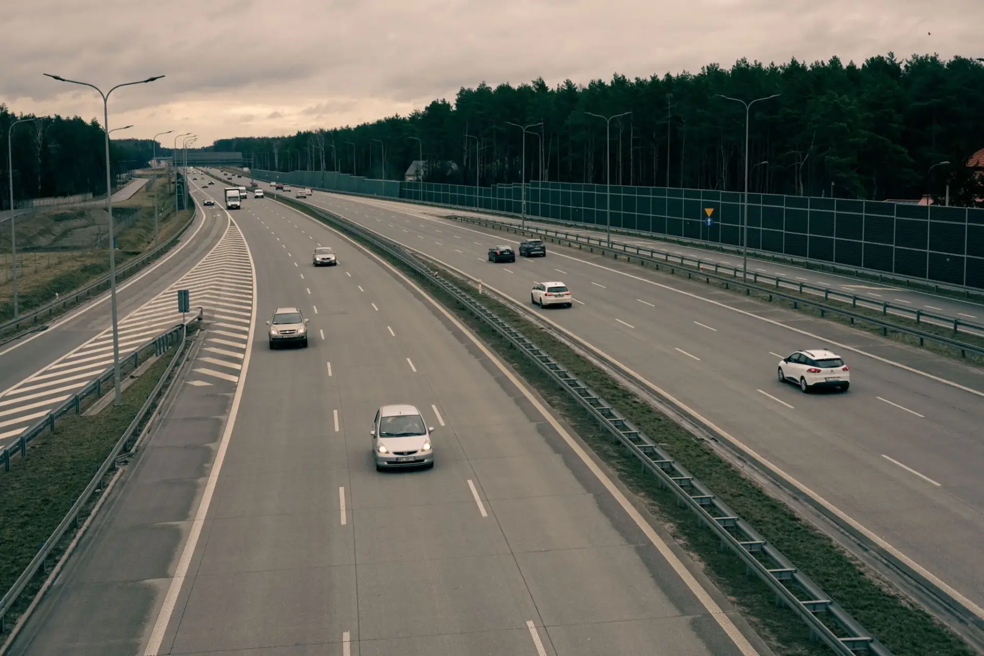 Autopista con barreras acústicas junto a un bosque pantallas acústicas Barcelona
