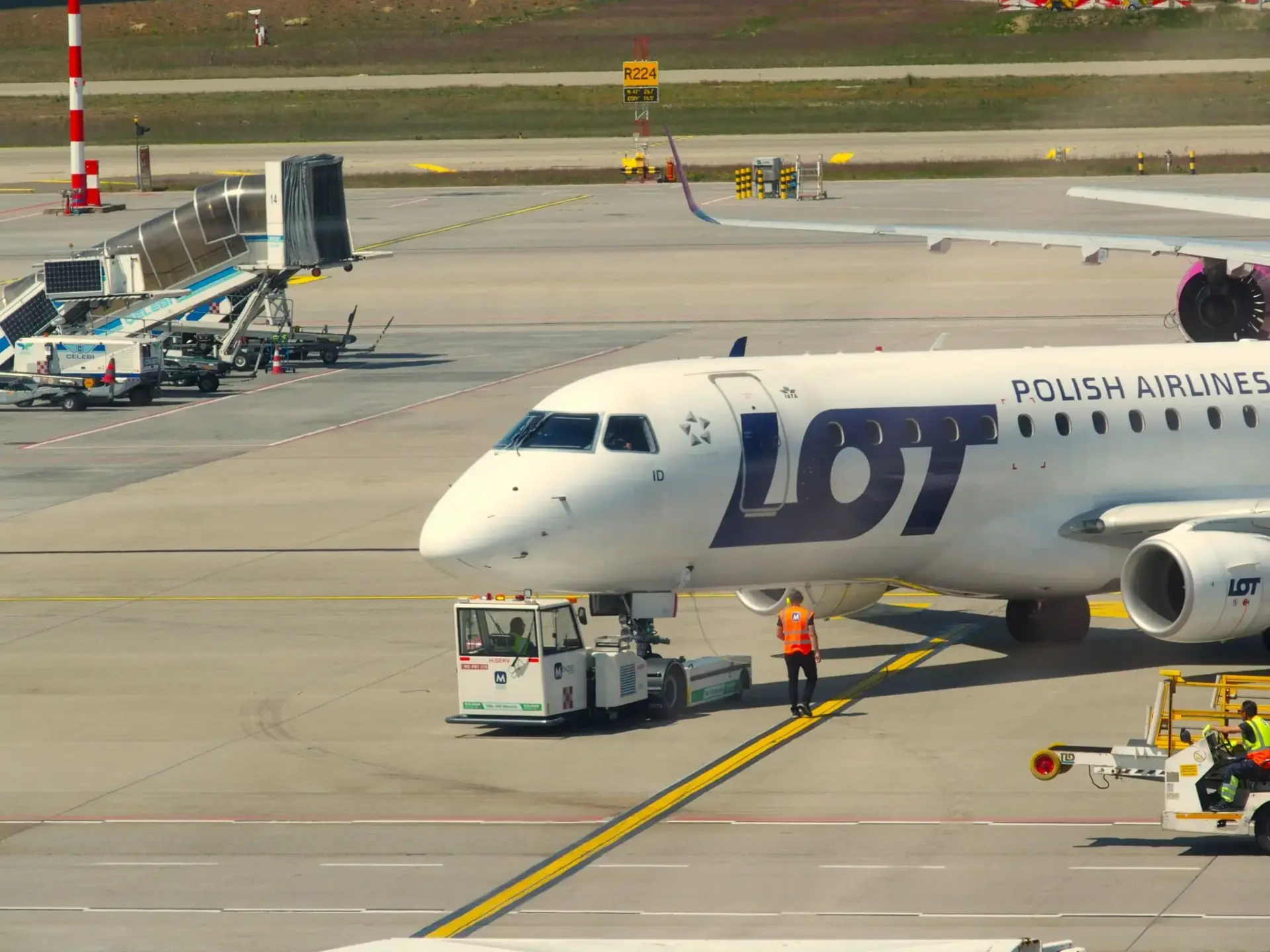Avión de LOT en la plataforma inspección Boeing 737 NG