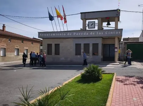 Ayuntamiento de Poveda de las Cintas Edificio del Ayuntamiento de Poveda de las Cintas junto a varias personas en la plaza.