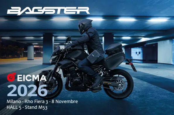 Motociclista con casco sobre una moto en un garaje, junto al anuncio de EICMA 2026.
