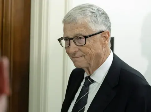 Retrato fotográfico de Bill Gates Bill Gates aparece con gafas y traje oscuro en un retrato fotográfico.