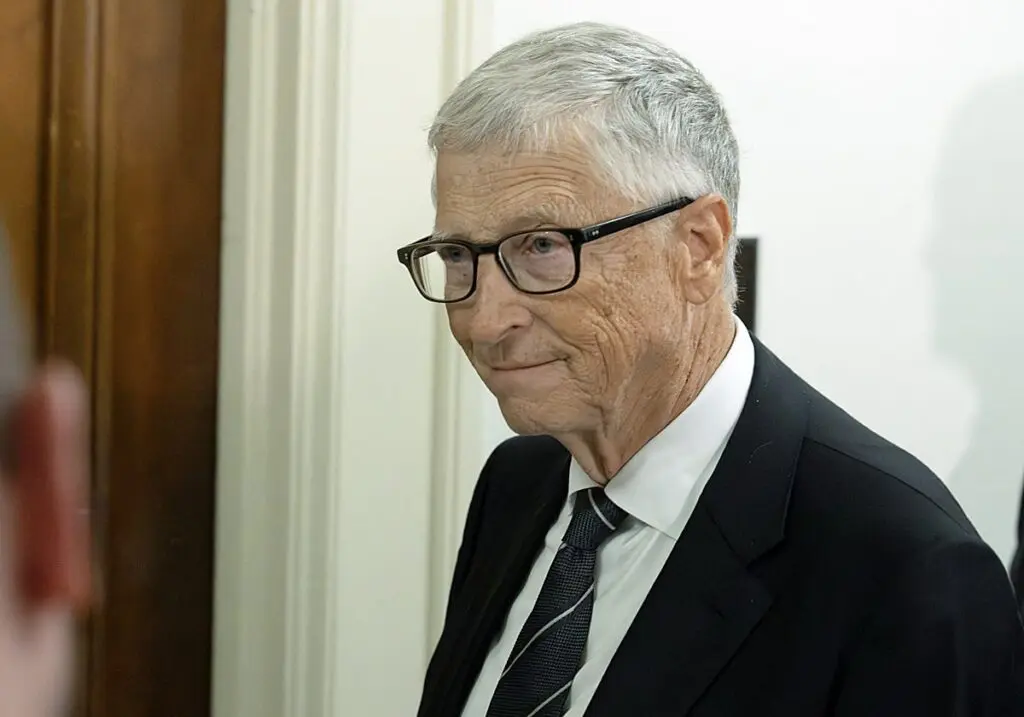 Retrato fotográfico de Bill Gates Bill Gates aparece con gafas y traje oscuro en un retrato fotográfico.