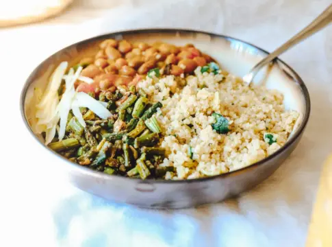 Bol de quinoa con verduras proteína vegana
