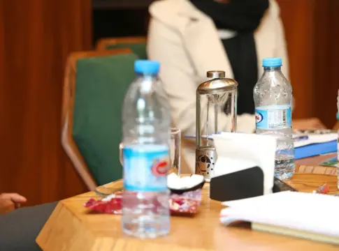 Botellas y documentos sobre una mesa ATREVIA Marcela Bueno