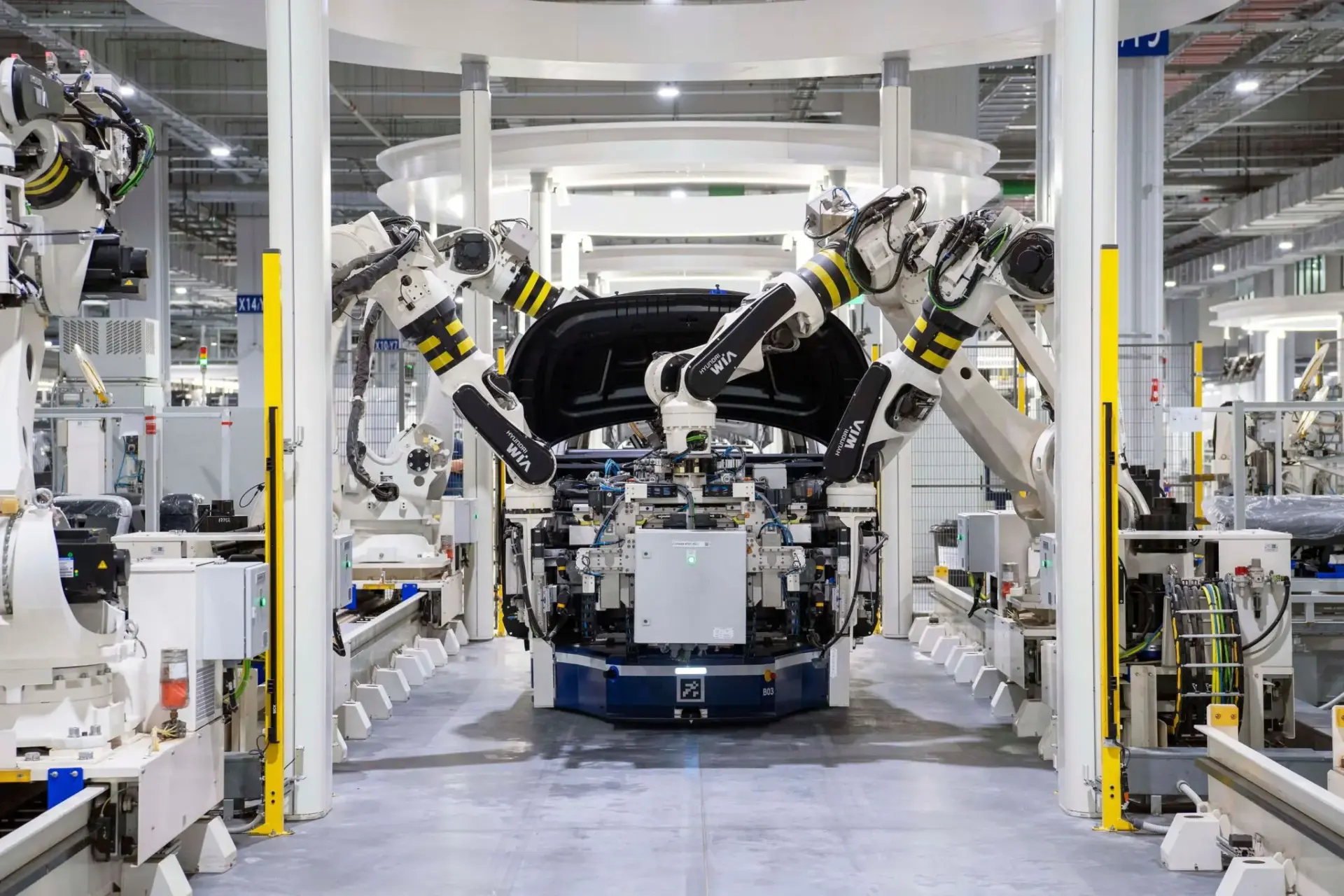 Robots industriales en una línea de montaje fábrica Audi EEUU