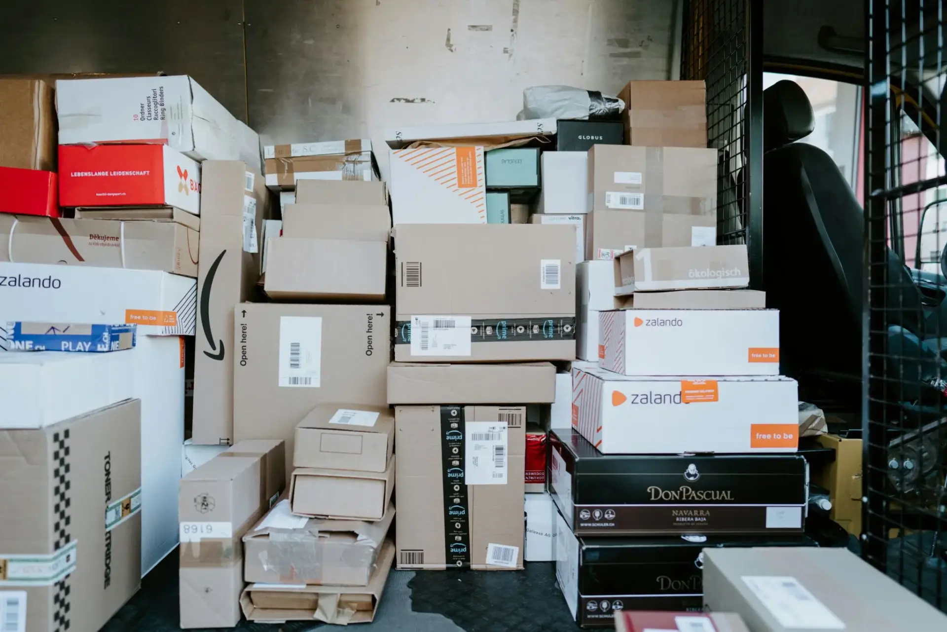 Cajas y paquetes apilados en un espacio vender Vinted Hacienda