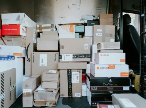 Cajas y paquetes apilados en un espacio vender Vinted Hacienda
