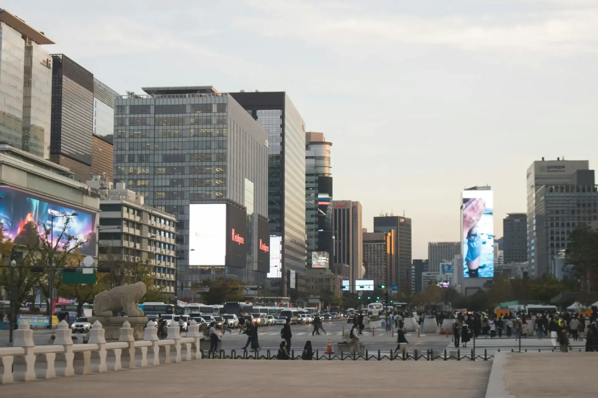 Edificios y tráfico en una calle urbana PIB Corea del Sur
