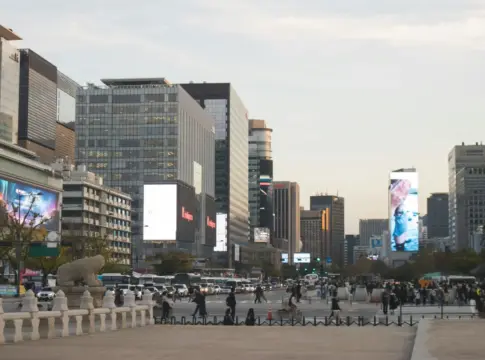 Edificios y tráfico en una calle urbana PIB Corea del Sur