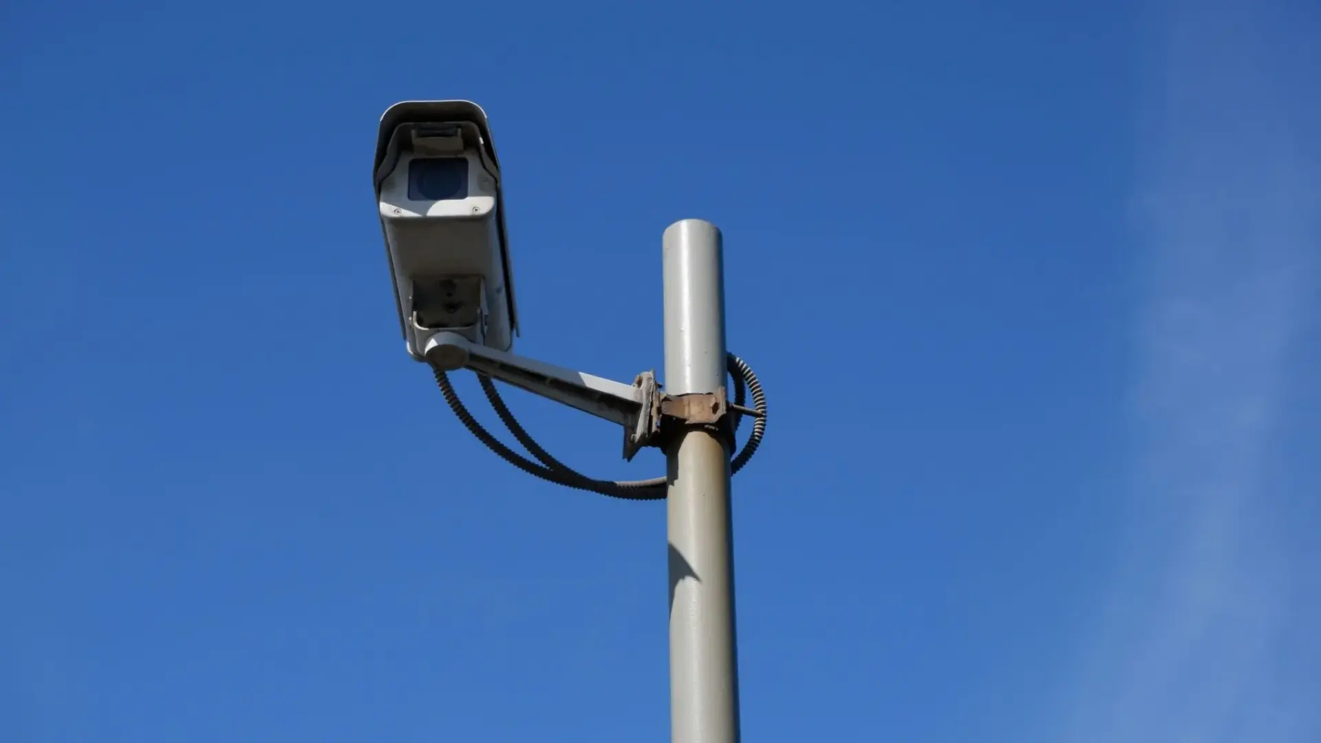 Cámara de tráfico sobre un poste radares DGT activos