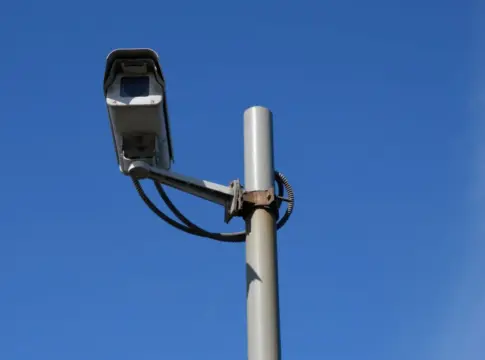 Cámara de tráfico sobre un poste radares DGT activos