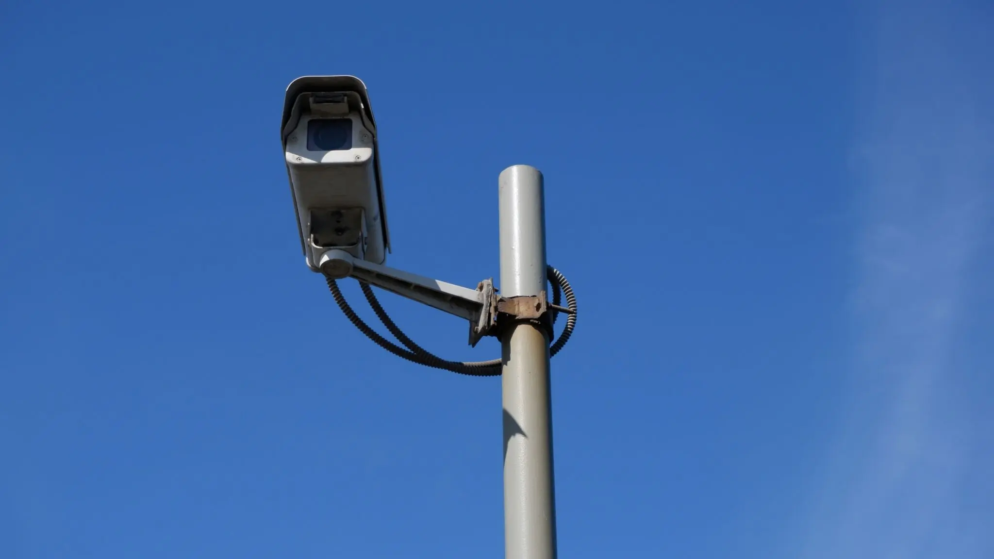 Radar térmico DGT en la autopista de Zaragoza: lee matrículas y controla la ocupación del coche 1 Merca2 radares DGT Zaragoza