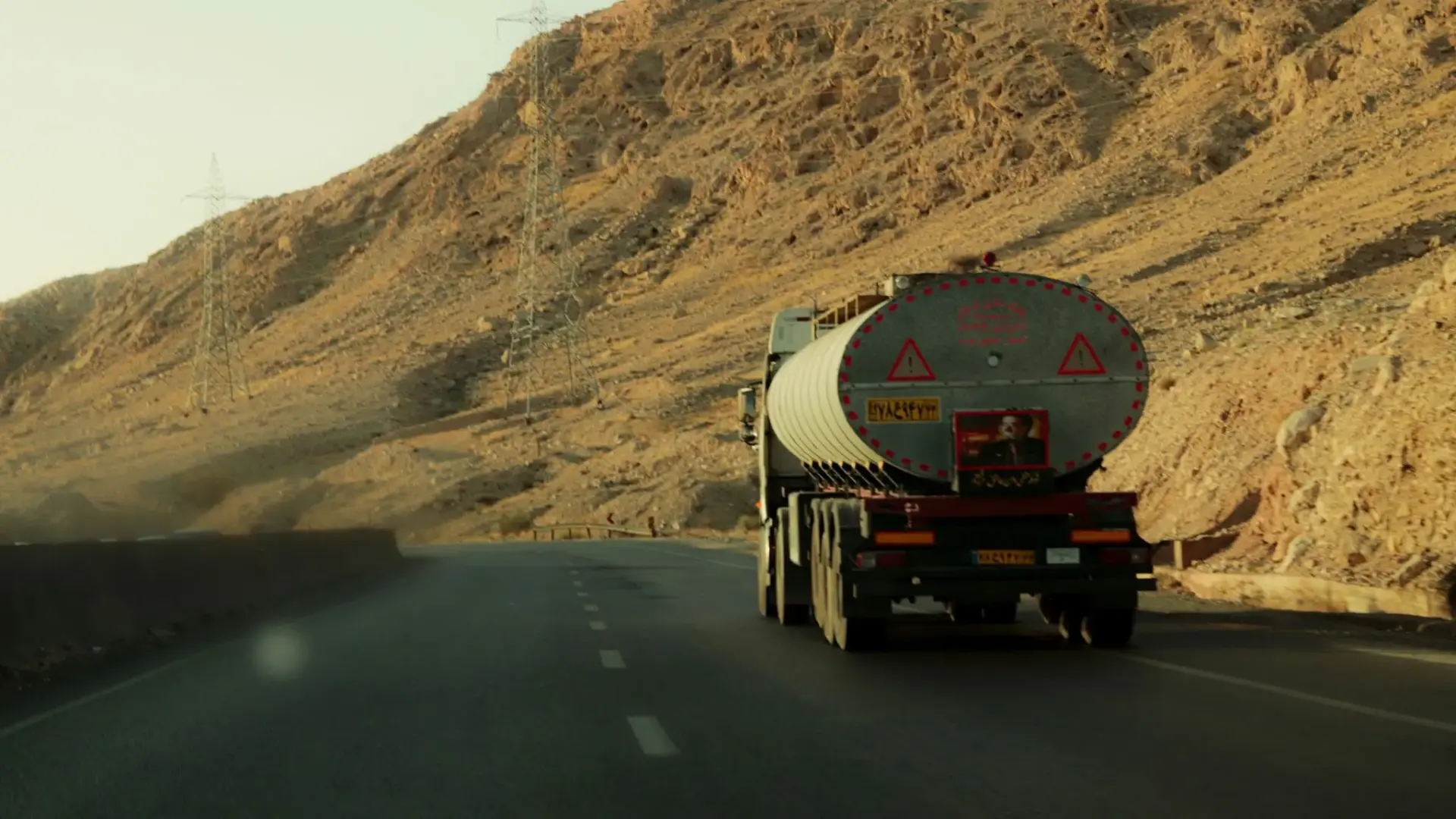Camión cisterna en carretera montañosa gasóleo transportistas precio