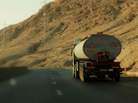 Camión cisterna en carretera montañosa gasóleo transportistas precio