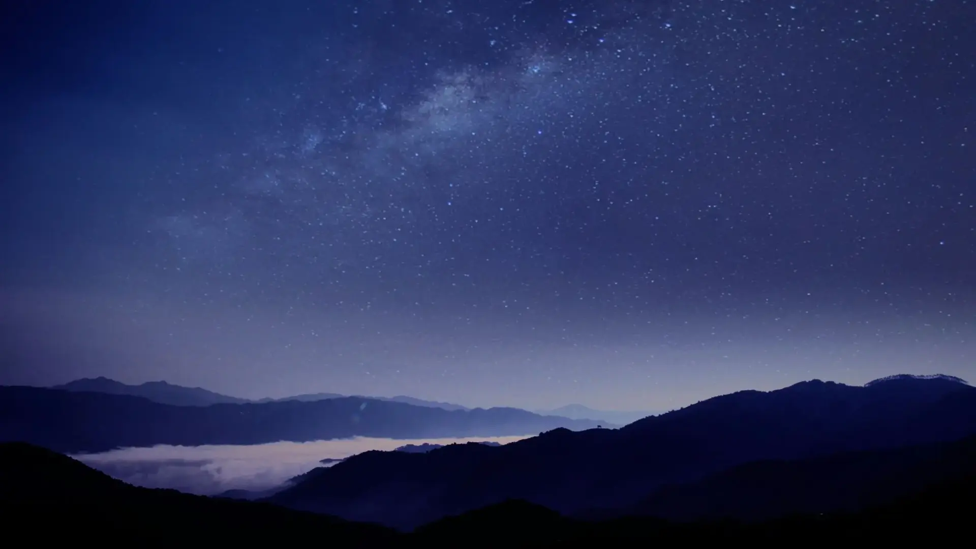 Cielo estrellado sobre montañas y nubes noche estrellada Van Gogh