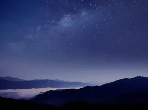 Cielo estrellado sobre montañas y nubes noche estrellada Van Gogh