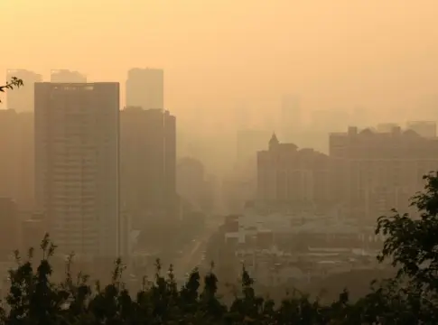 Panorámica urbana bajo una bruma anaranjada muertes por calor Europa