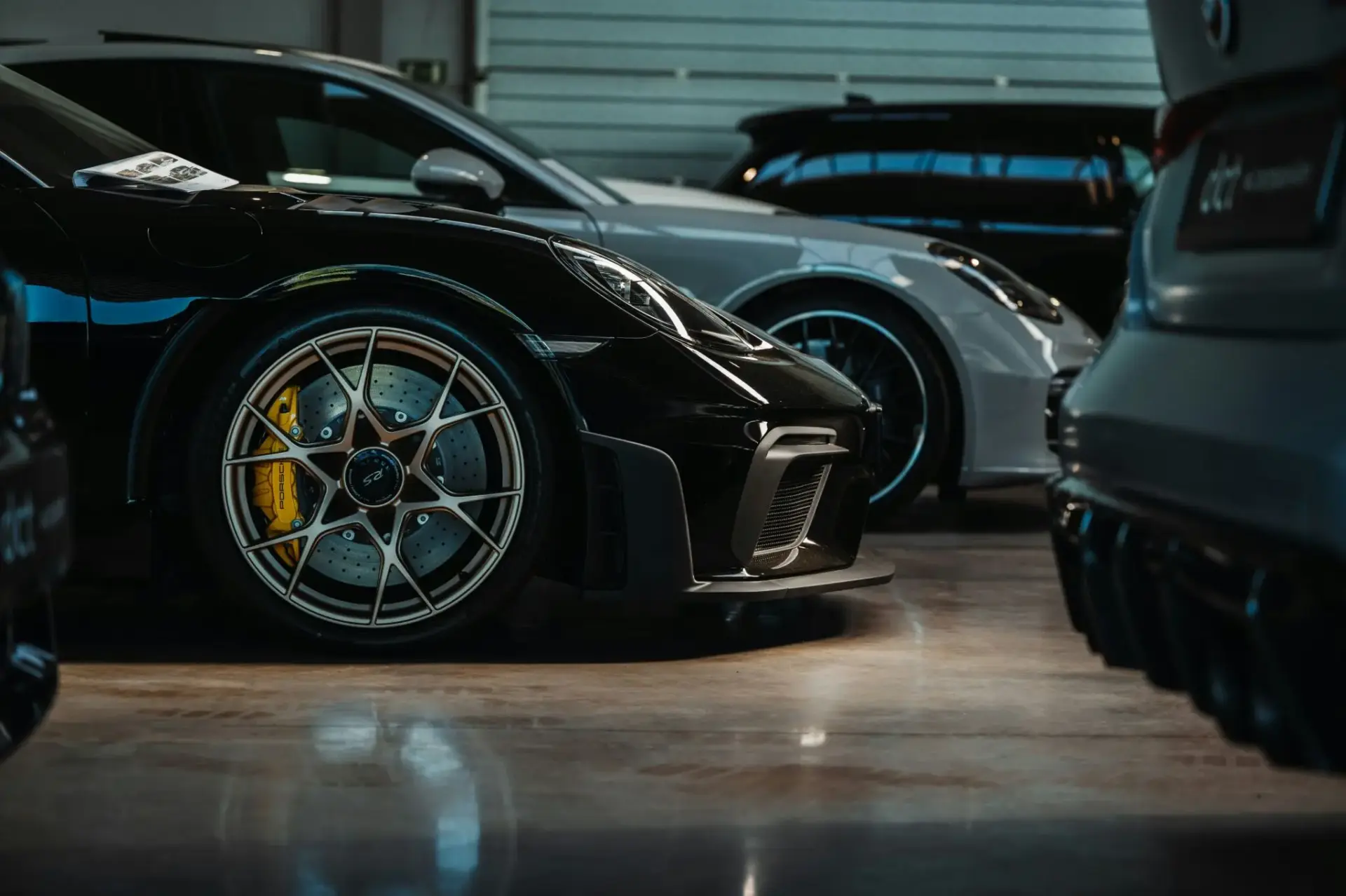Coches deportivos estacionados en un interior Koenigsegg CC850 revisión