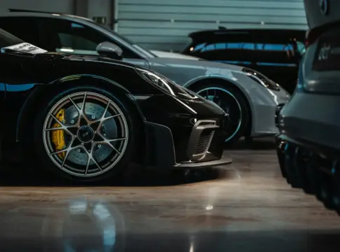 Coches deportivos estacionados en un interior Koenigsegg CC850 revisión