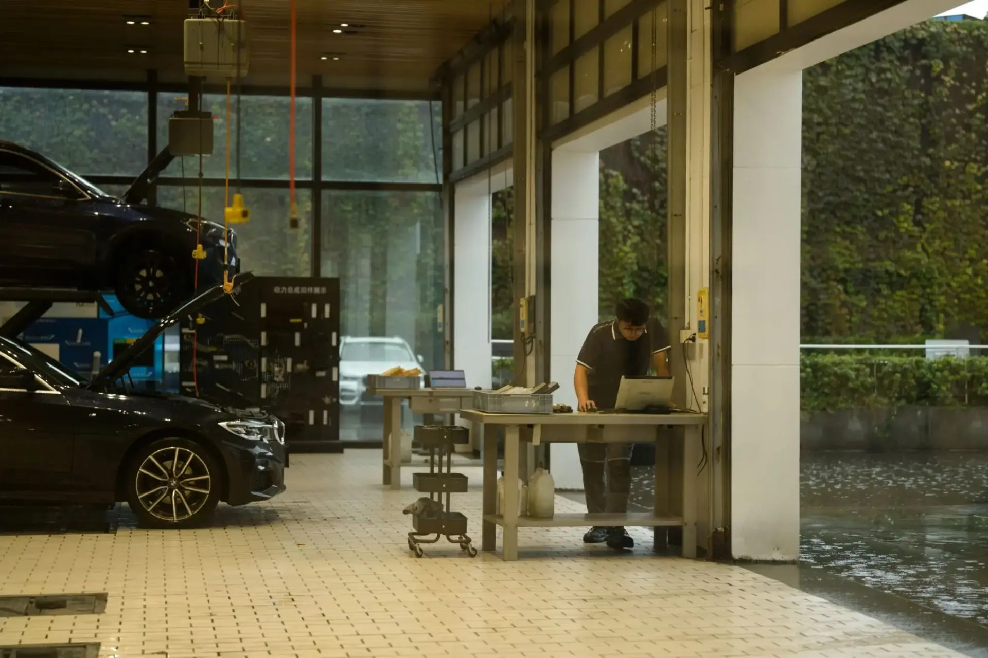 Coches y portátil en un taller ITV cada seis meses