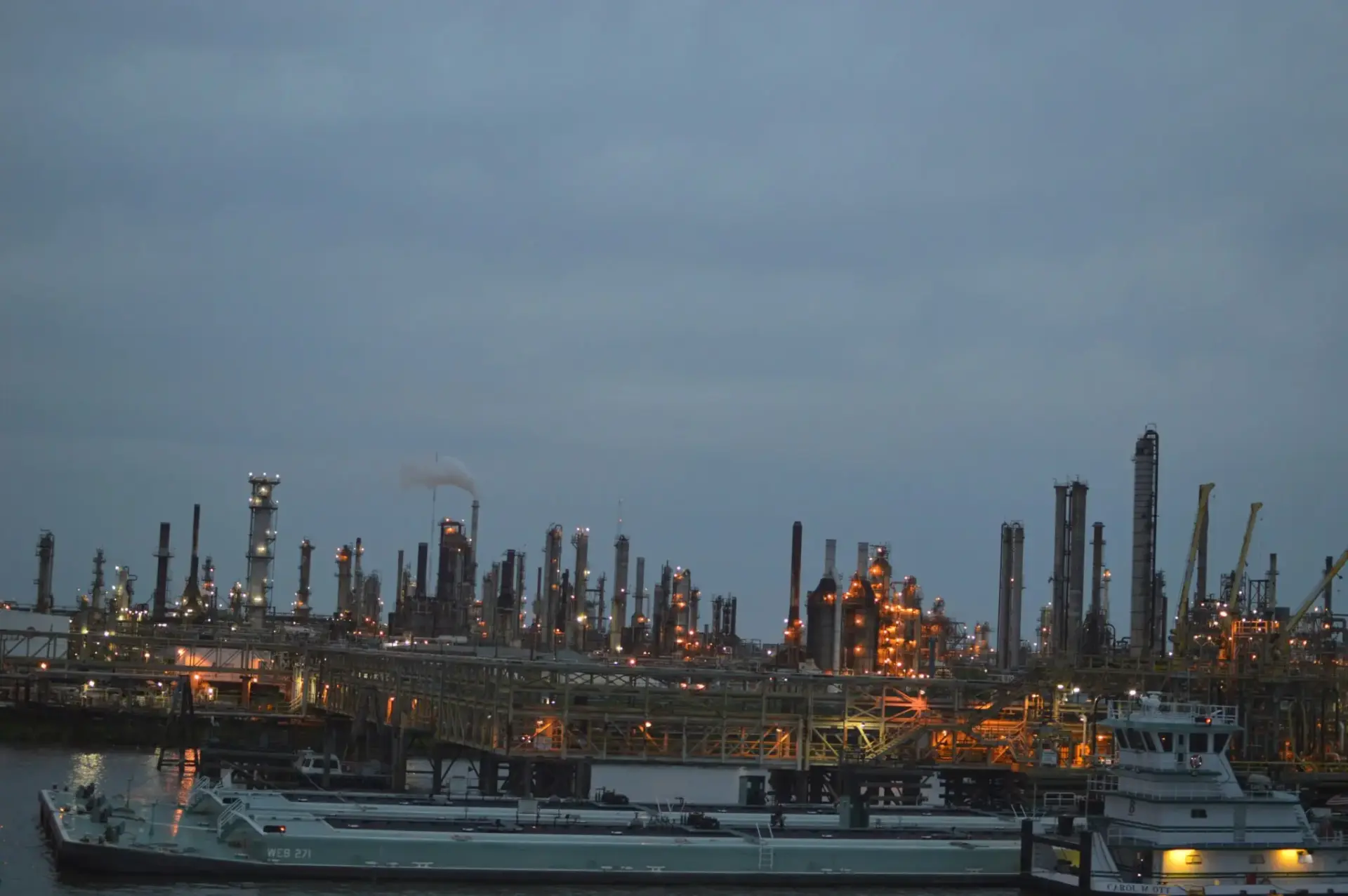 Complejo industrial y barcos en el puerto Moeve Galp fusión