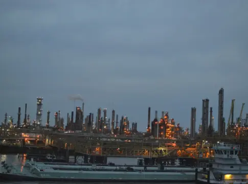 Complejo industrial y barcos en el puerto Moeve Galp fusión