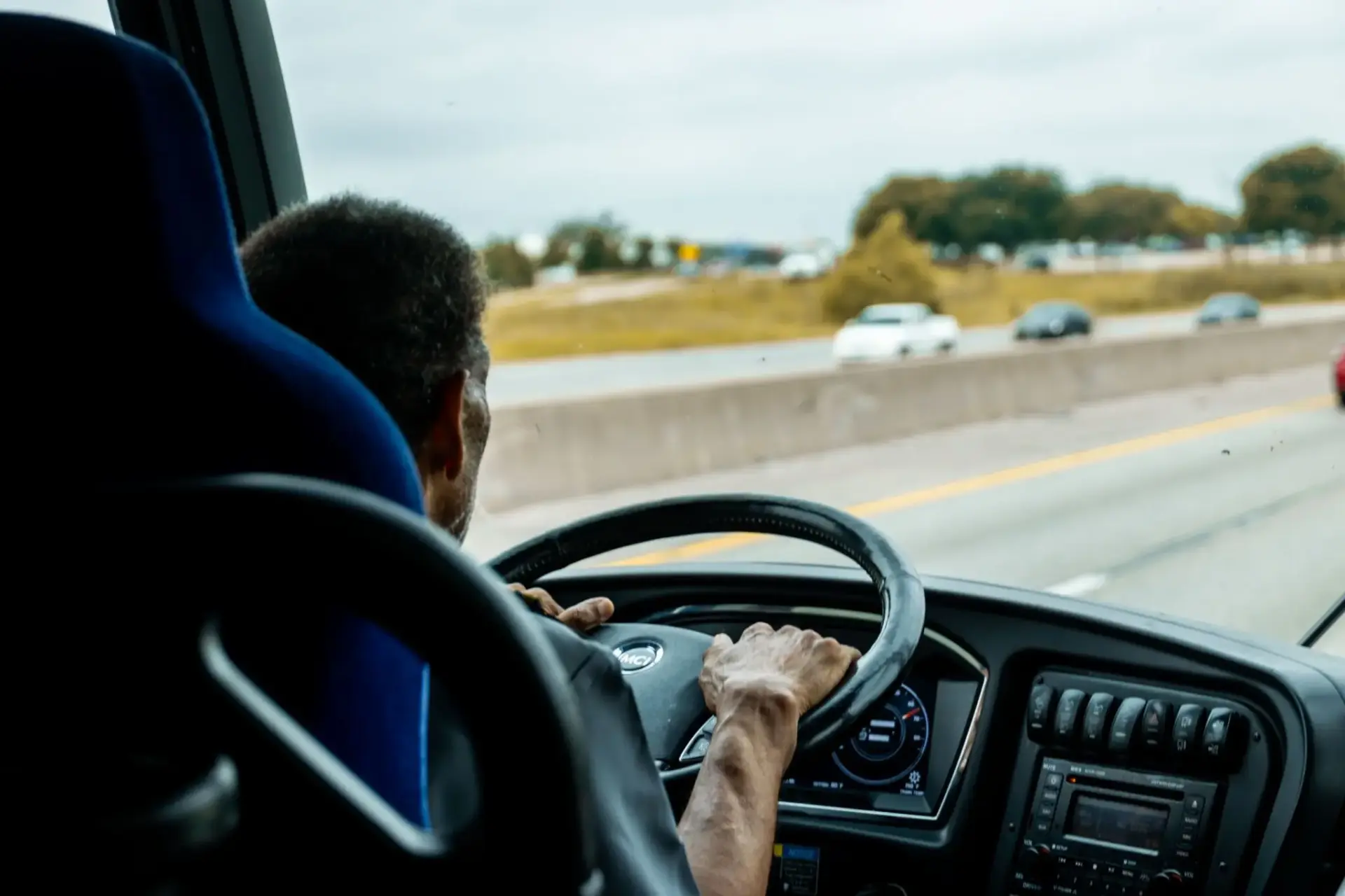 Conductor de autobús en carretera autobuses interurbanos de pie