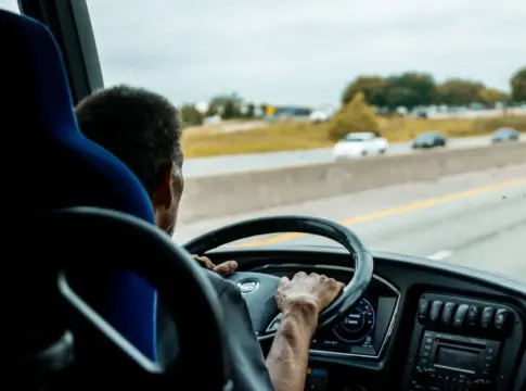 Conductor de autobús en carretera autobuses interurbanos de pie