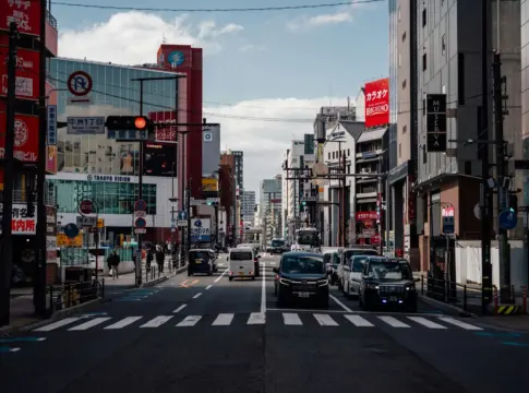 Cruce urbano con semáforo rojo multa semáforo rojo