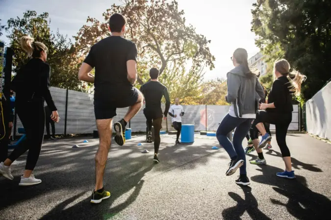 El deporte y la longevidad: por qué entrenar en grupo suma casi 10 años de vida