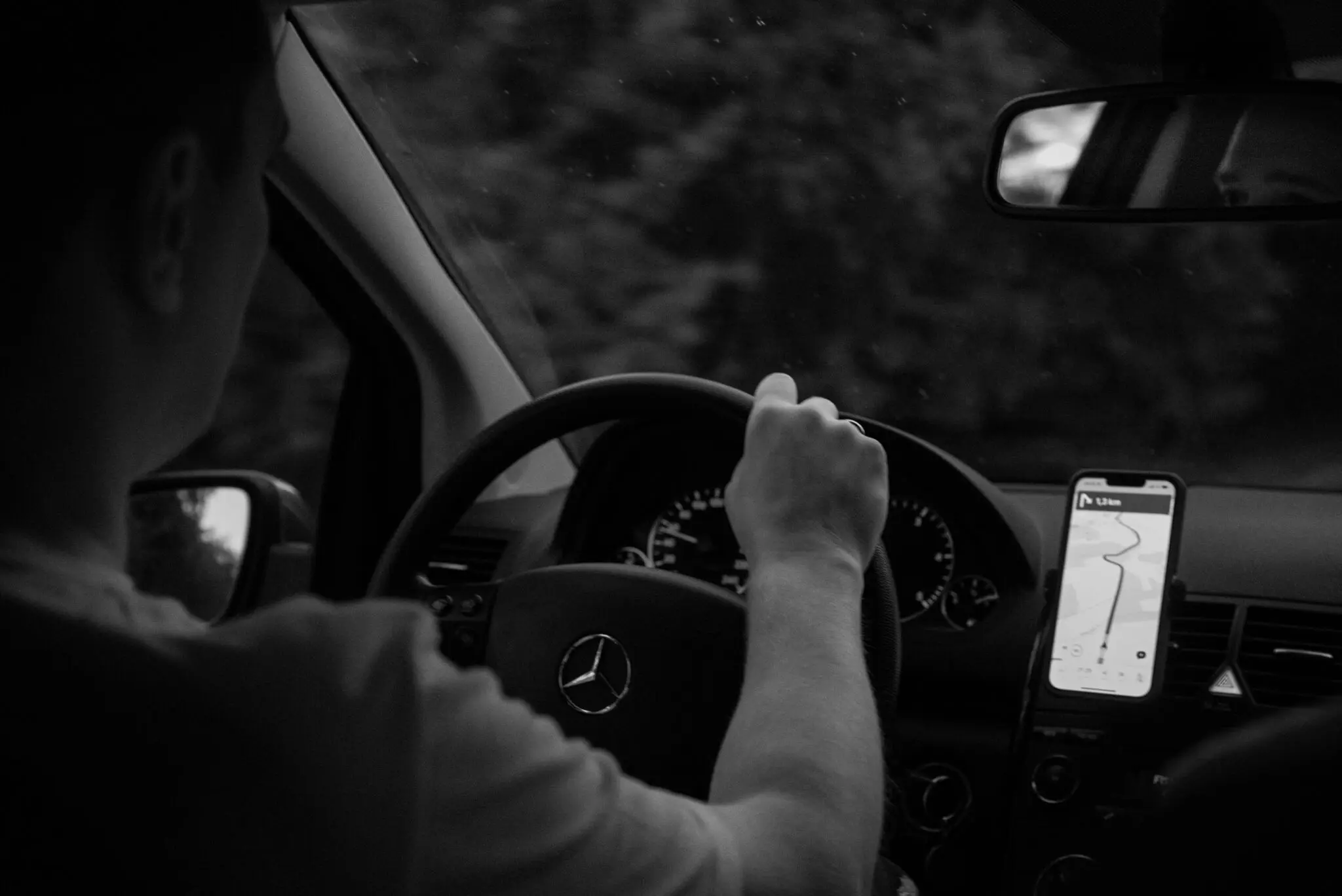 Multa móvil al conducir: la DGT cierra la campaña con 3.816 denuncias, 200 euros y 6 puntos 1 Merca2 campaña DGT móvil