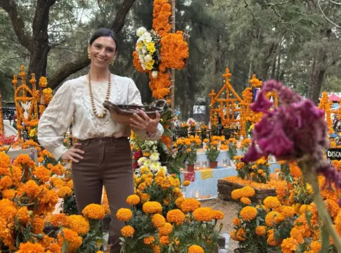 Mujer junto a un altar de Día de Muertos Canal Cocina