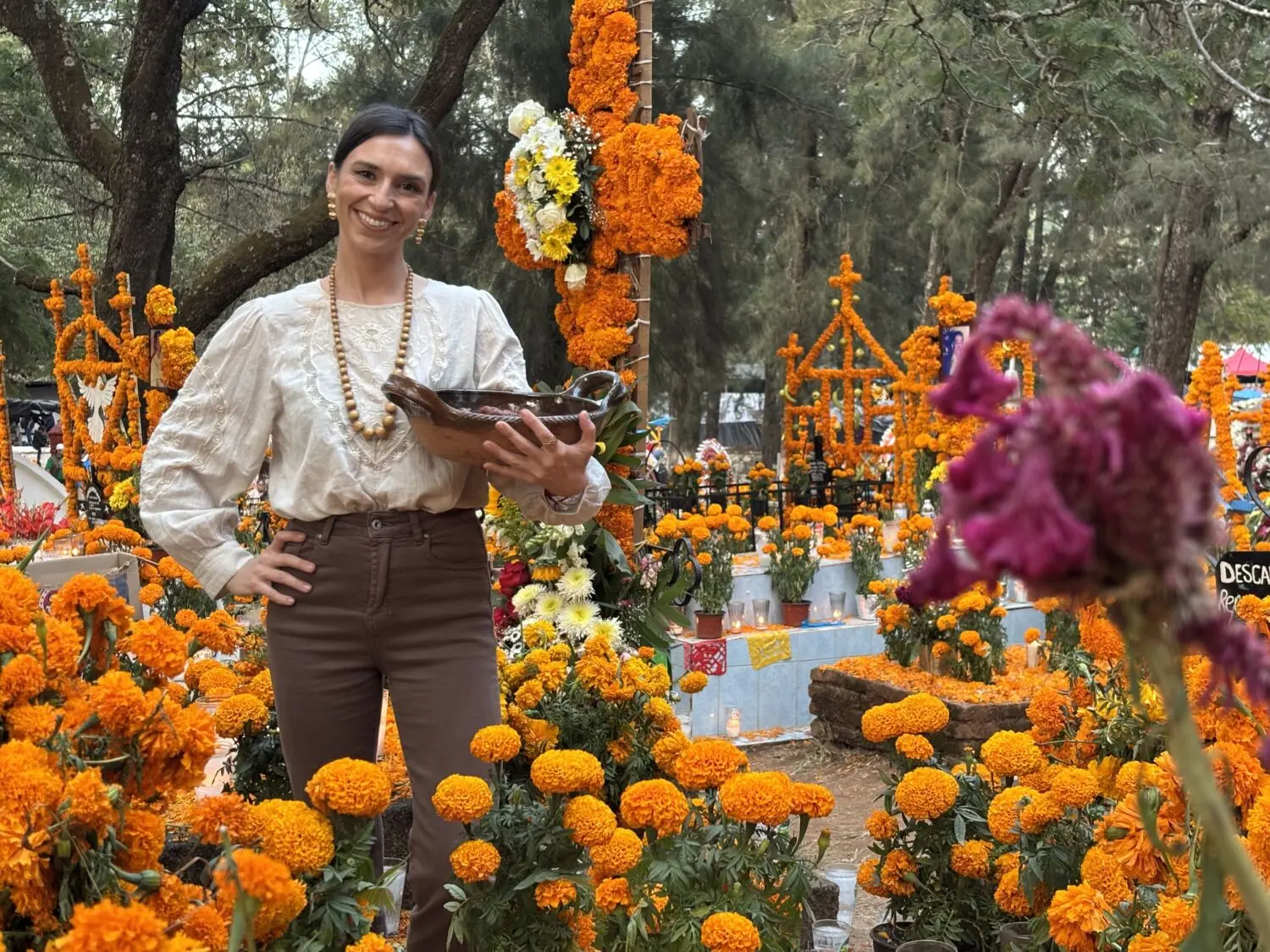 Mujer junto a un altar de Día de Muertos Canal Cocina