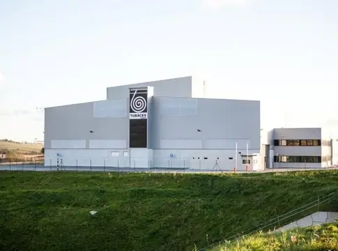 Edificio de Tubacex con fachada gris Edificio industrial de Tubacex con fachada gris, logo visible y zona verde delante.