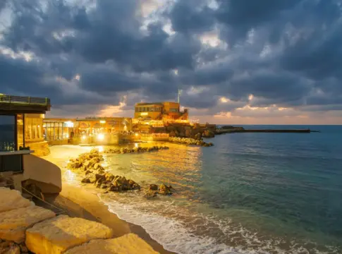 Costa iluminada bajo nubes oscuras aviso amarillo AEMET