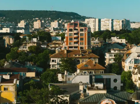 Edificios residenciales en una zona urbana precio vivienda Europa parejas