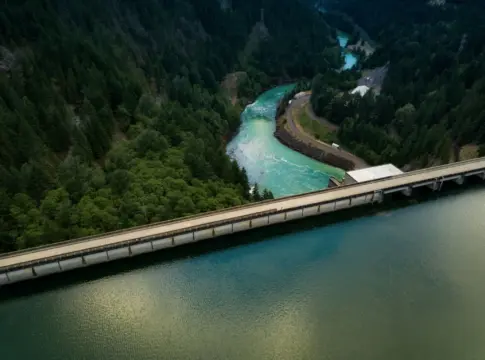 Embalse en un valle boscoso almacenamiento hidroeléctrico bombeo
